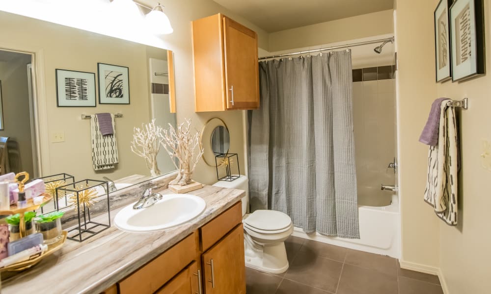 Large bathroom at Cascata Apartments in Tulsa, Oklahoma