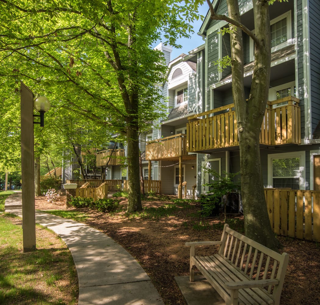 Our Timberlawn Crescent apartment homes are close to transportation in North Bethesda, Maryland. 