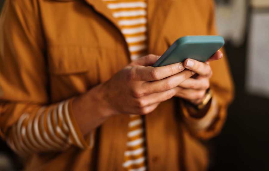 Resident giving reviews at Cabrillo Apartments in Scottsdale, Arizona