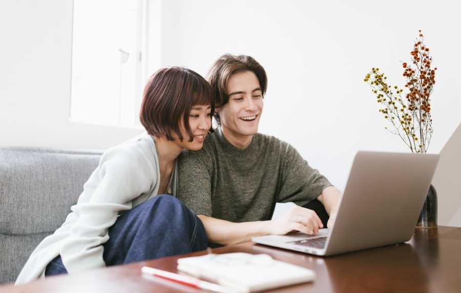Resident couple with their laptop at Mount Vernon Arms Apartments in Merrillville, Indiana