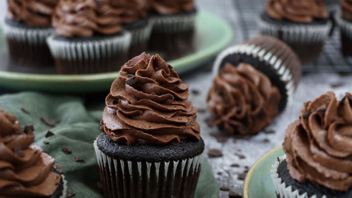 Fresh baked chocolate cupcakes with chocolate icing | cupcakes in Jacksonville