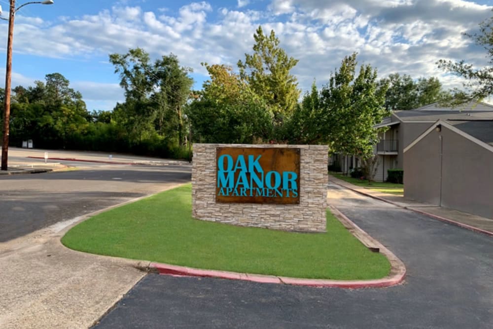 Sign board at Oak Manor Apartments in Henderson, Texas