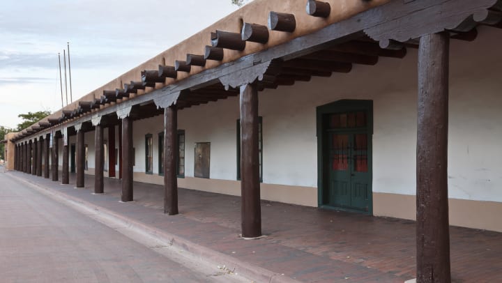 A photo of the Palace of the Governors in Santa Fe, New Mexico. 
