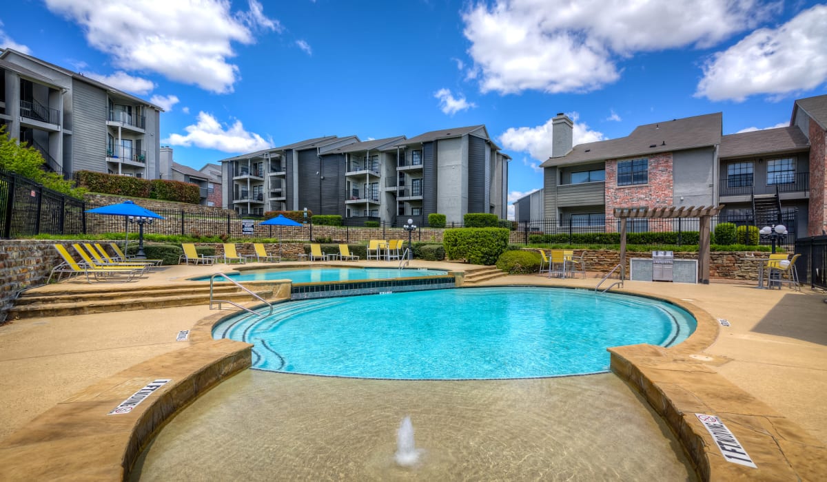 The beautiful swimming pool at Canyon Grove in Grand Prairie, Texas