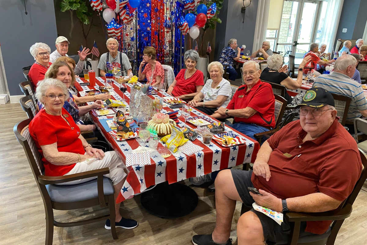 Seniors eating at Watermere at Flower Mound in Flower Mound, Texas