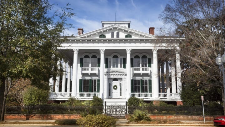 white historic mansion in North Carolina | historical buildings in Raeford