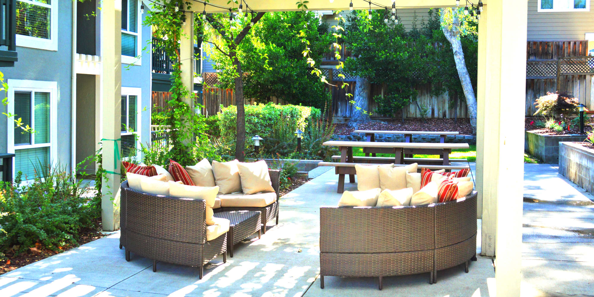Outdoor lounge area at Pleasanton Glen Apartment Homes in Pleasanton, California