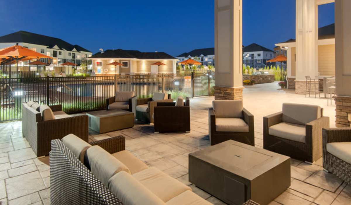 Outdoor poolside lounge at Tempo | The Residences At Evergreen Walk in South Windsor, Connecticut