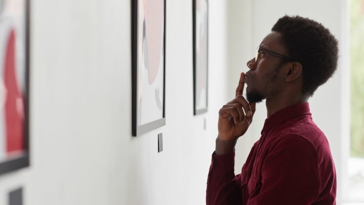 A man looking at an exhibit while at a museum in Las Cruces. 