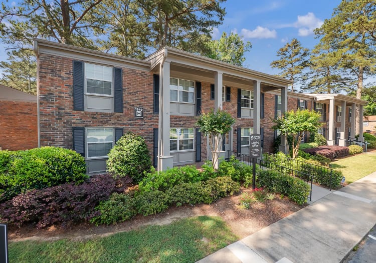 View of Redmond Chase Apartments, manicured lawns and access walkways in Rome, Georgia