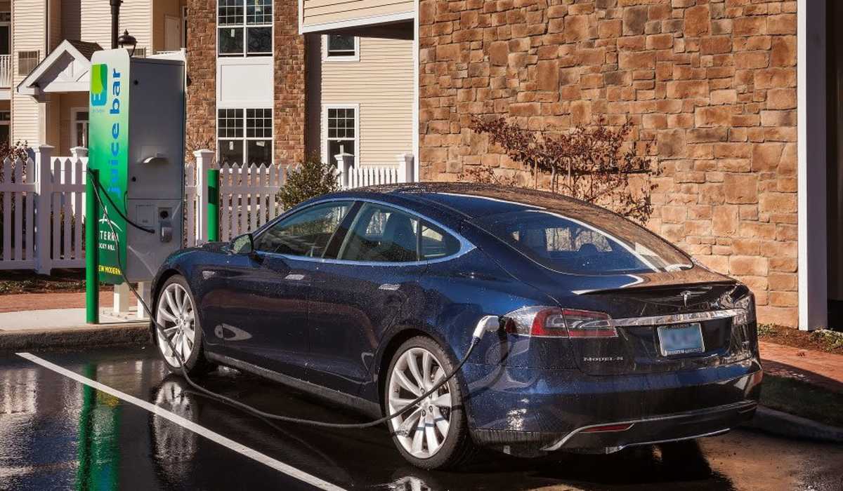 Charging station for electric vehicle at Alterra | Rocky Hill in Rocky Hill, Connecticut