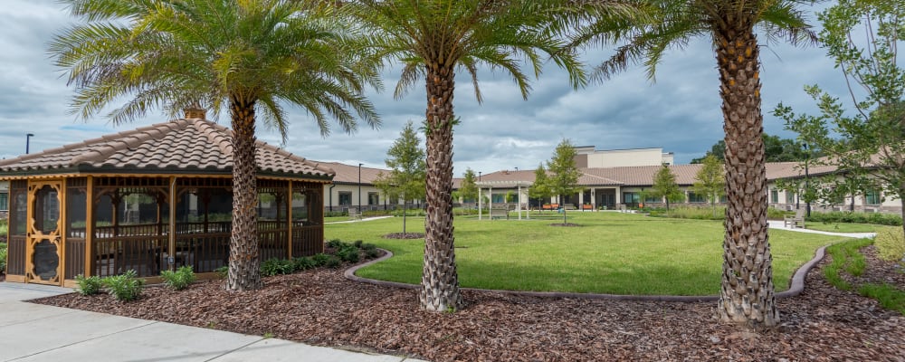 A courtyard at Inspired Living in Rockledge, Florida