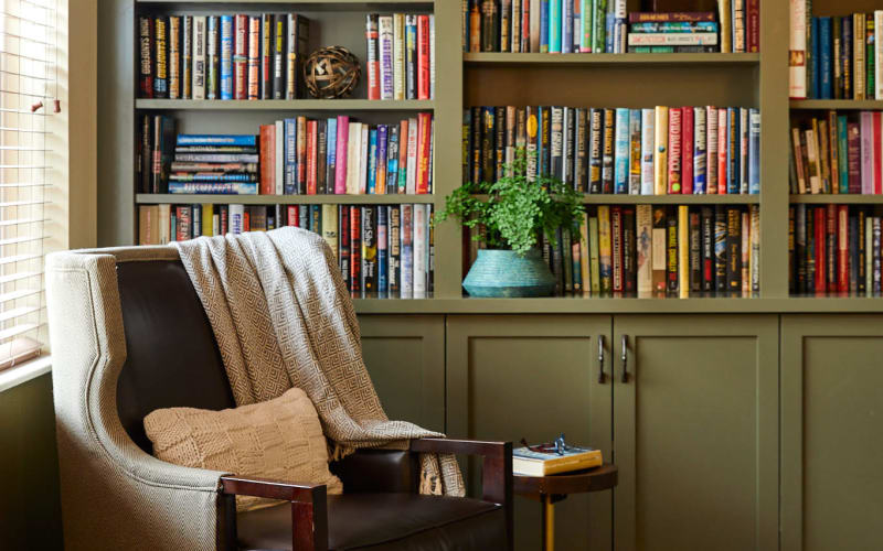 Library reading nook at Amira Choice Roseville at Lexington in Roseville, Minnesota