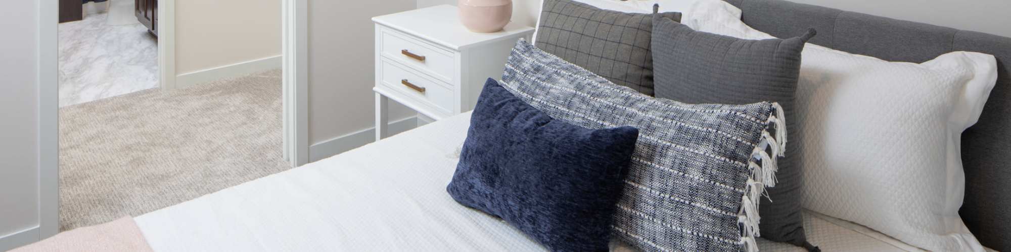 Apply to live at Oaks Pentagon Village in Edina, Minnesota