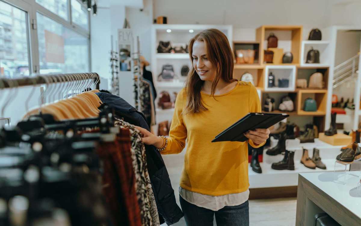 Women shopping near Huffman Mill Townhomes in Burlington, North Carolina