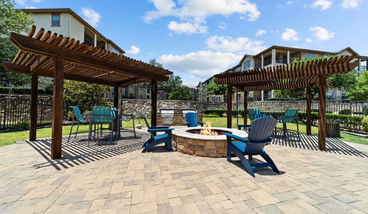 Outdoor lounge and firepit at Lebanon Ridge in Frisco, Texas