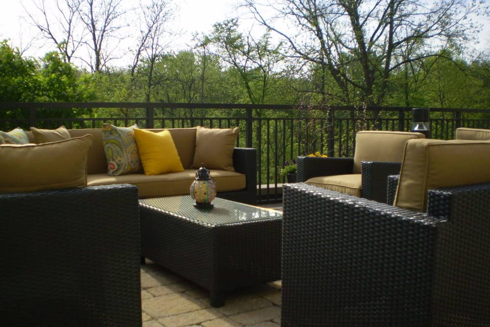 Resident outdoor lounge terrace at 301 Riverwalk Place in Buffalo Grove, Illinois