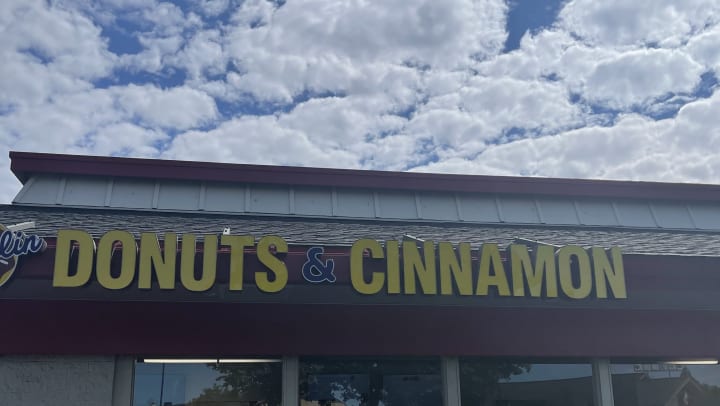 Donuts and Cinnamon Sign