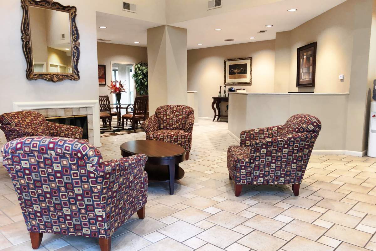 Lobby area with seating at Sycamore Lake in Memphis, Tennessee