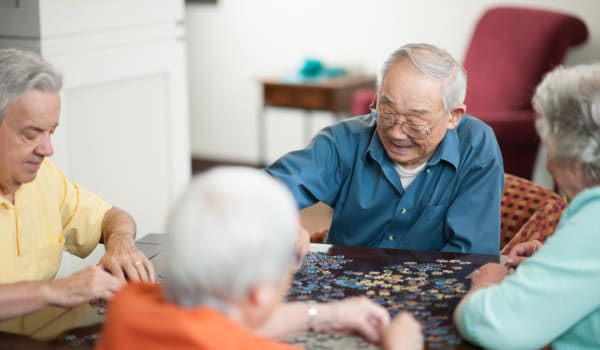 Residents playing with a puzzle at Amaran Senior Living in Albuquerque, New Mexico. 