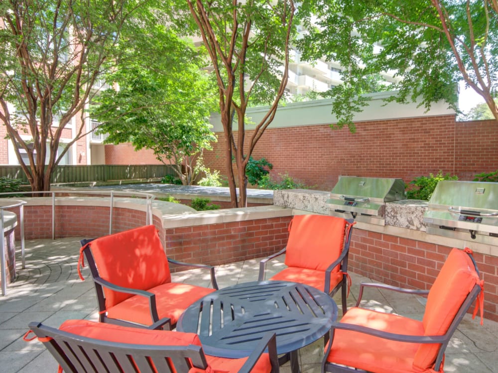 Outdoor lounge area with a firepit at Sofi 55 Hundred in Arlington, Virginia