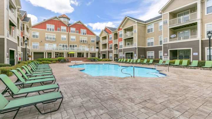 Brentmoor Apartment Pool 