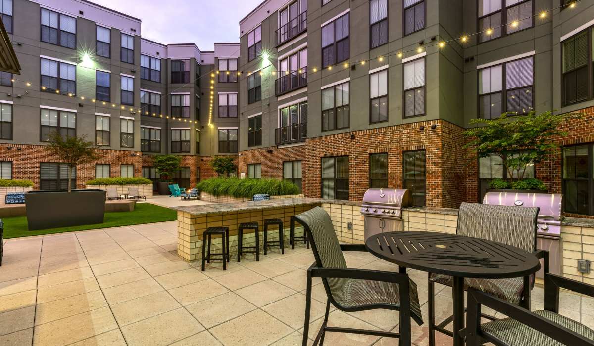 Courtyard with tables and chairs at 1400 Chestnut, Chattanooga, Tennessee
