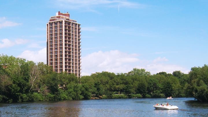 Public Domain Image of 1010 Memorial Drive from Charles River by Wikimedia user Daderot