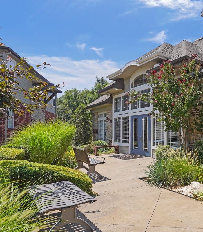 Lush patio seating of Nickel Creek Apartments in Tulsa, Oklahoma