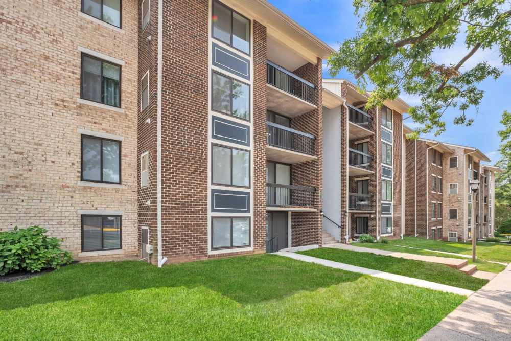 Modern apartment homes at Eagle Rock Apartments at West Springfield in Springfield, Virginia