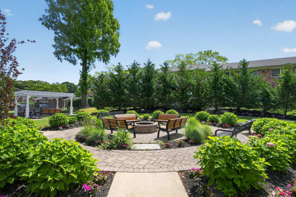Outdoor seating area at Eagle Rock Apartments at Woodbury in Woodbury, New York