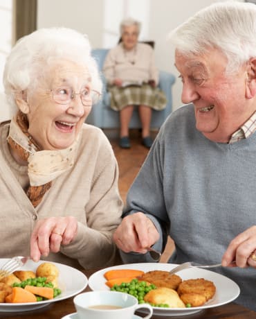 Residents dining at The Pointe at Summit Hills in Bakersfield, California