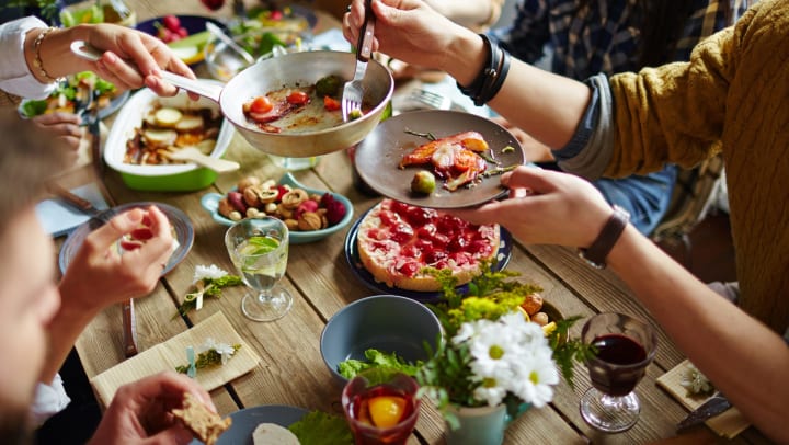 friends eating brunch at home | tips for hosting brunch
