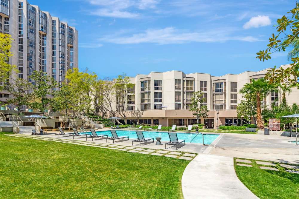 view of pool and building Promenade Towers in Los Angeles, California