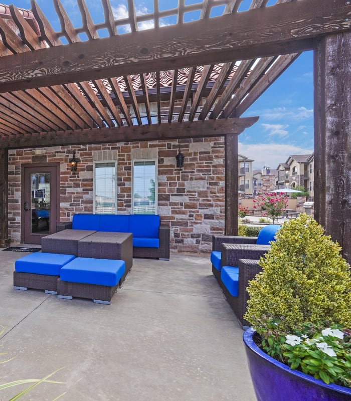 Outdoor seating at Mission Point Apartments in Moore, Oklahoma