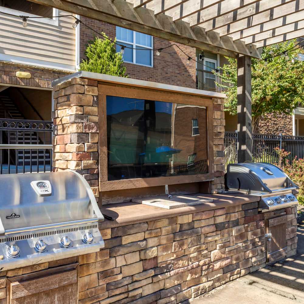 Outdoor kitchen and grilling station at Chenal Pointe at the Divide in Little Rock, Arkansas