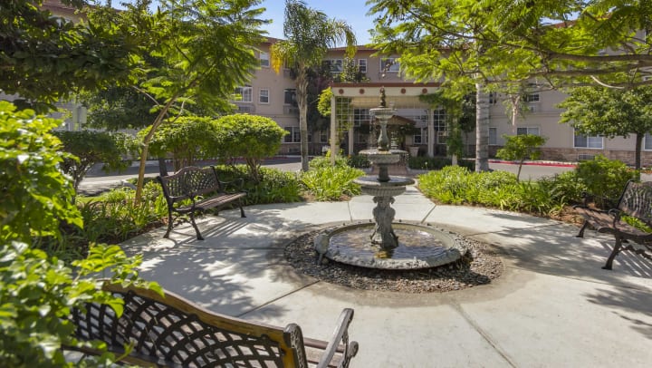 Merrill Gardens at Oceanside courtyard