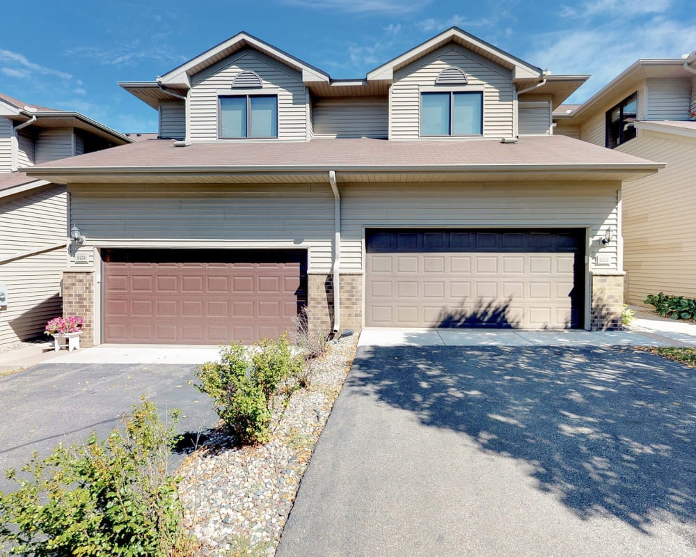 Garden Style Studio, 1, 2 & 3 Bedroom Townhomes in Edina, MN