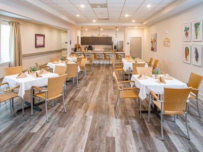 Casual dining in the cafe at Arcadia Senior Living Pace in Pace, Florida