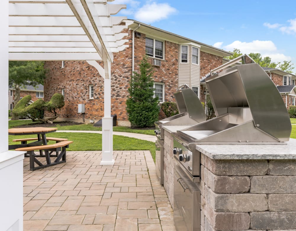 BBQ Grilling Area at Eagle Rock Apartments at Woodbury in Woodbury, New York