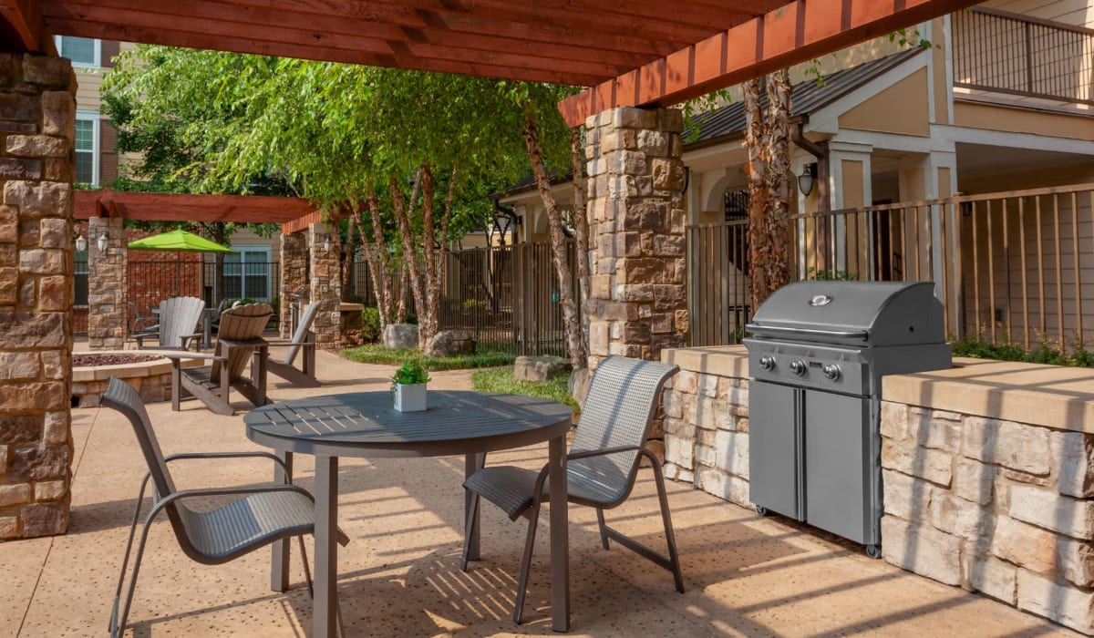 Grill and BBQ area at Cantare at Indian Lake Village in Hendersonville, Tennessee