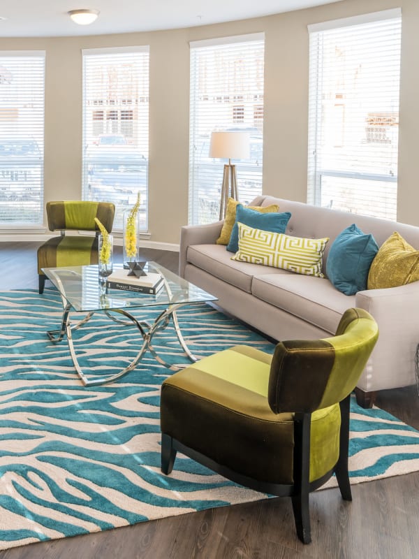 A furnished apartment kiving room at Hebron 121 Station in Lewisville, Texas