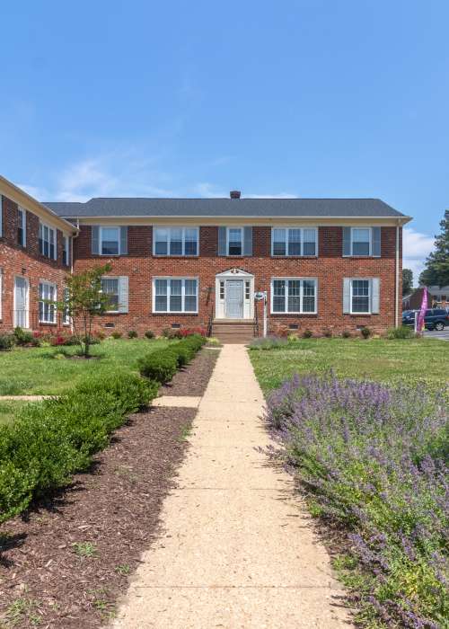 Link to photo gallery at Landmark at Patterson in Richmond, Virginia