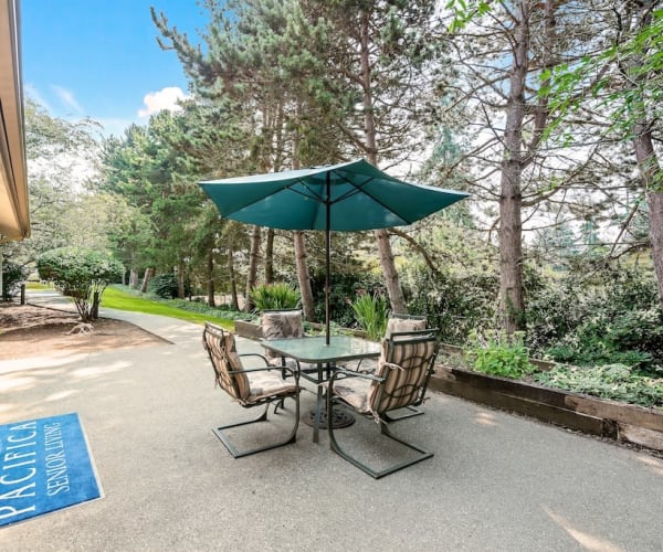 Outdoor seating area at Pacifica Senior Living Lynnwood in Lynnwood, Washington