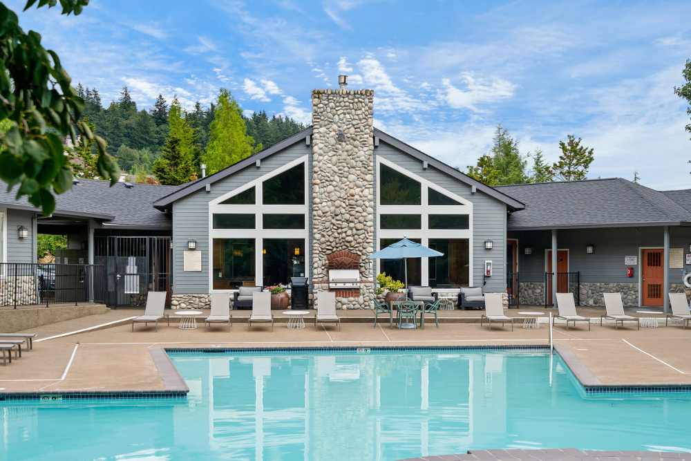 Outdoor BBQ and seating area at Altamont Summit in Happy Valley, Oregon