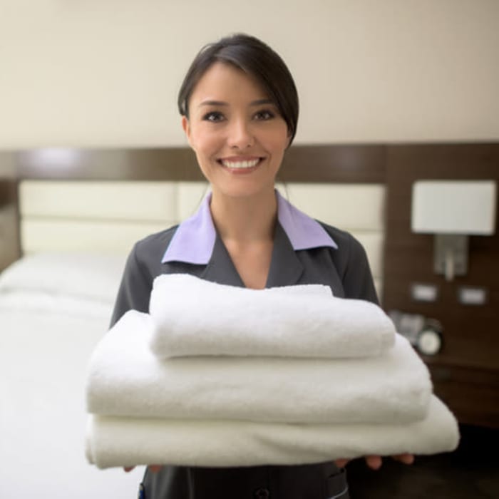 Kristi Holmes holding folded clean linens at Harmony at Harts Run in Glenshaw, Pennsylvania