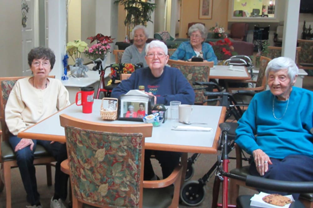 Residents dining togethert at The Peaks at South Jordan Memory Care