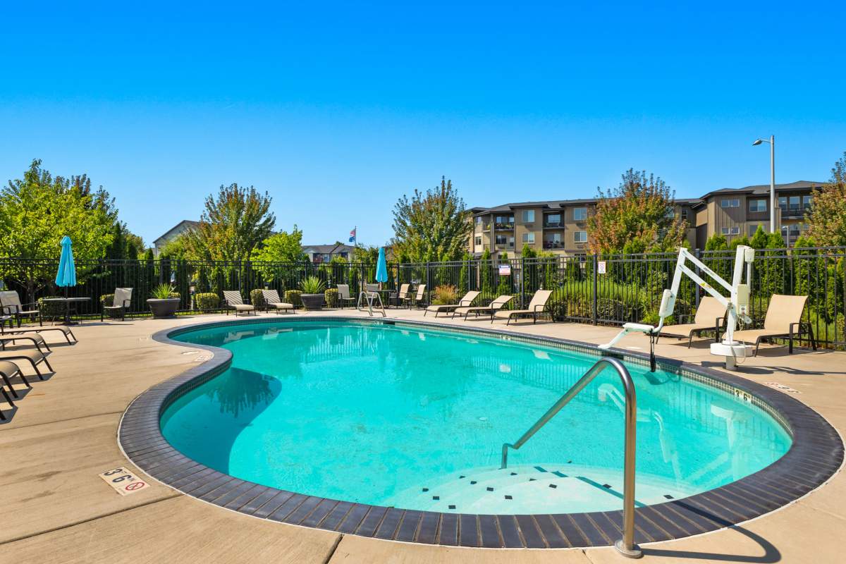 beautiful swimming pool and spa at Keizer Station Apartments in Keizer, Oregon