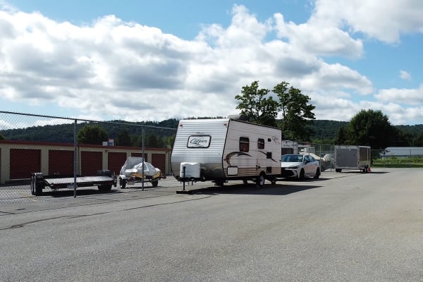 A very wide area that has vehicles in lane at Storage World in Robesonia, Pennsylvania