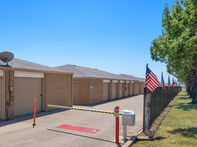 An exterior view of the office and storage units at U-Stor Hwy 161 in Irving, Texas